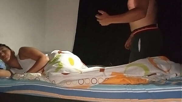 PADRASTRO PERVERTIDO MORBOSO DESPIERTA MEDIO NOCHE PARA CEPILLARME BOCA VERGA