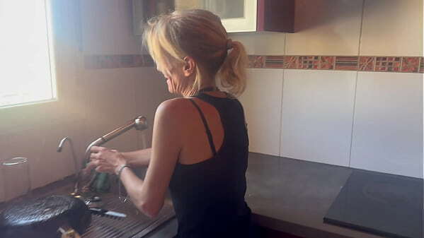 I&rsquo_m washing dishes, whant want??... BLOWJOB WIFE KITCHEN