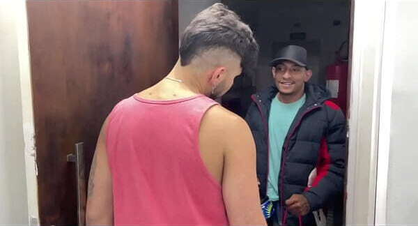 ENTREGADOR VEIO TRAZER LANCHE LANCHADO.