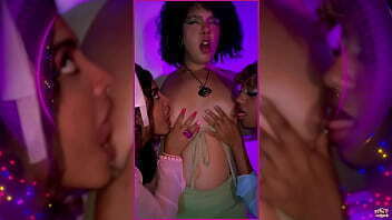 SAFADAS PEGANDO GOSTOSO! ARROMBAMOS NOSSA AMIGA