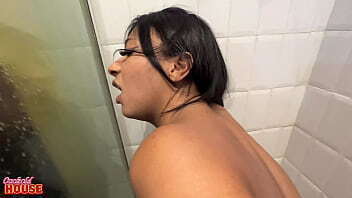 Essa morena novinha aprendeu sentar c&uacute_ cedo