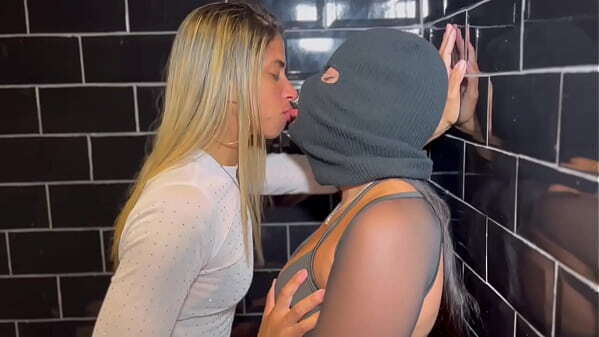 PEGUEI MINHA AMIGA BANHEIRO BALADA