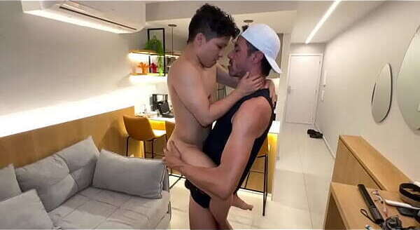 Baixinho peruano sofrendo piroca torta 25cm magrelo dotado. Levou muito leite rabo safadinho