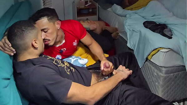 Cinema casa amigos termina suruba!