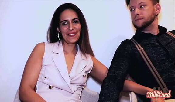 Joy, brune coquine, bien prise grosse bite