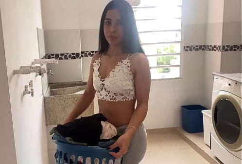 joven sorprendida lavadora. pudo soportar co&ntilde_o apretado corri&oacute_ r&aacute_pidamente.