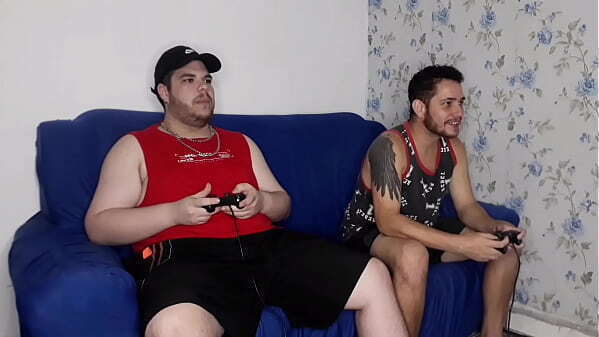 Amigos Apostando Videogame (COMPLETO SHEER RED)