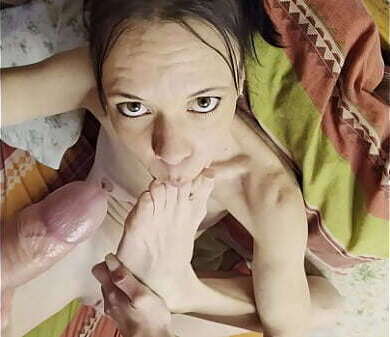 PETITE FOOT BEUTY SUCKING TOES SAME TIME