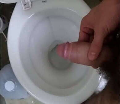 Peludo gozando privada gostoso