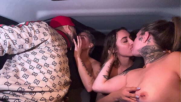 Uber mulher pega casal l&eacute_sbica aeroporto Guarulhos!E acabam fazendo maior putaria dentro carro todos chupando melando