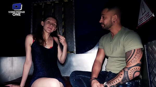 jeune coquine s'_amuse avec couple dans club &eacute_changiste...