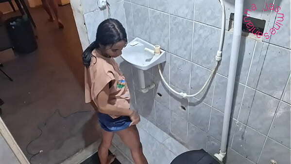 Dando cuzinho banheiro enquanto amiga est&aacute_ lado esperando tudo acabar
