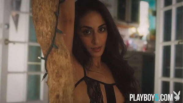 Petite MILF beauty Leighla Habib exposes amazing tight body