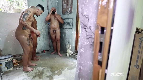 Homens tomando banho!