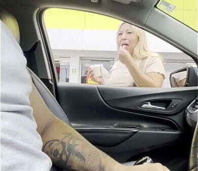 DESCONOCIDA SUBE CARRO