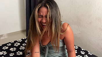 Cre&iacute_a solo piedra, papel tijeras&hellip_ hasta perd&iacute_&hellip_ Hermanastra acepta reto pone hermanastro