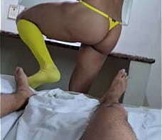 Se liga s&oacute_ na gostosa rabuda se preparando pra levar botelhada usando fio dental amarelo socado no rab&atilde_o malhado