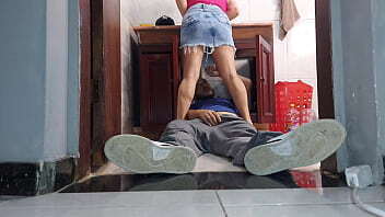 MULHER CORNO recebe vizinho encanador saia calcinha