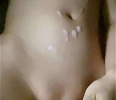 暗い部屋でパイパンちんぽのオナニー