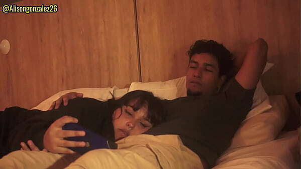 Mirando Netflix hermanastra pero pude evitar meter pene boca, casi descubren!!