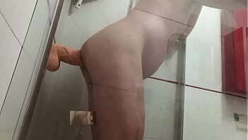 Ops68ops dildone culo spanatissimo doccia