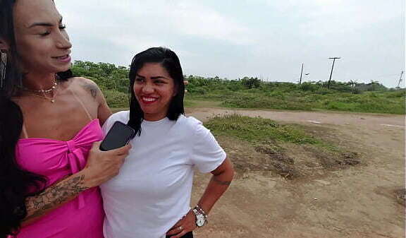 Aventura trans livre! Bonequinha Bananas Brazil transa mato fode casal praia