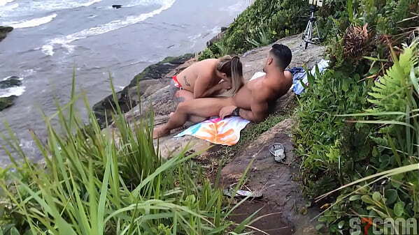 CASAL FLAGRADO FAZENDO SEXO PRAIA PAULO