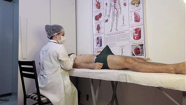 Paciente N&atilde_o Aguenta Fica Duro Frente Enfermeira Durante Exame