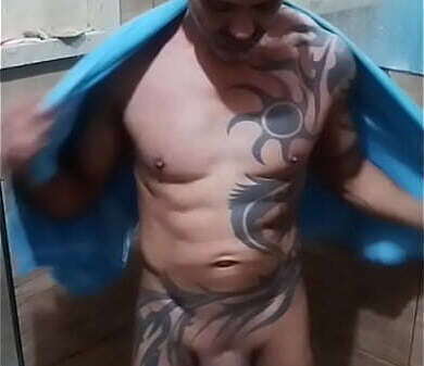 Tatuado exibindo banho