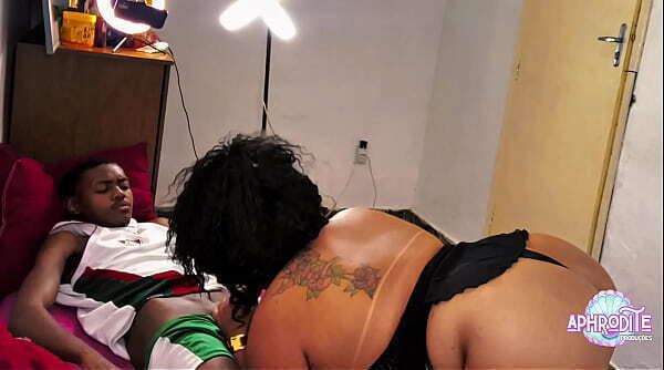 Peguei flagra sobrinho batendo punheta TiaCamila