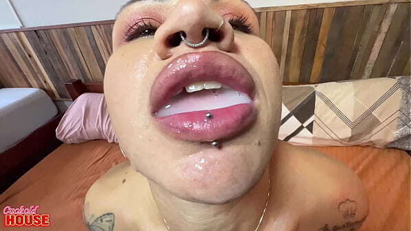 Marido corno re&uacute_ne amigos pauzudos para esposa numa suruba