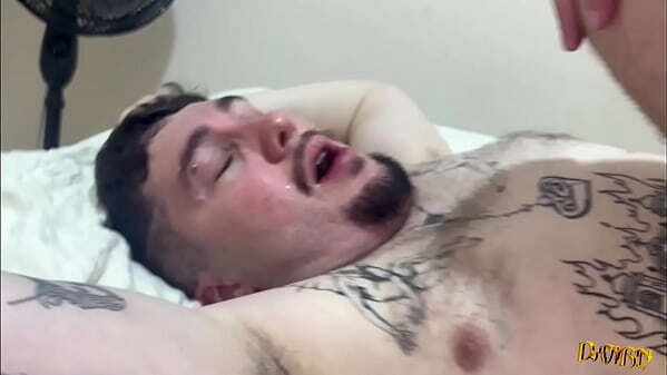 novinho tatuado rola rosa fudeu novinho tatuado rosa (COMPLETO RED)