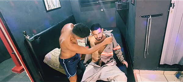 eletricista veio arrumar fia&ccedil_&atilde_o, mostrando volume ca&iacute_mos pica dele Parte