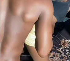 Using a giant cock to fuck a slim pussy very hard and she shout aloud because the dick was too big.