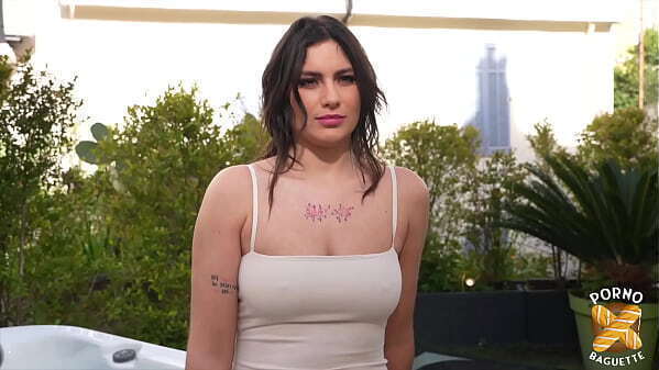 Laury, chaude coquine, partage bite avec copine