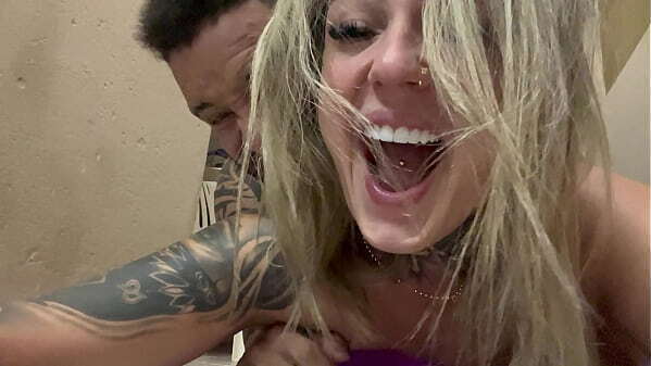 beco viela fazendo aquele amor gostoso buceta toda molhada pulsando dentro dela camisinha pronto gozamos juntos