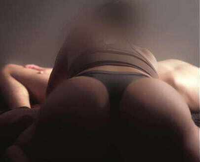 vecina arrodilla para devolverme favor termino follandola duro KarlyMartin