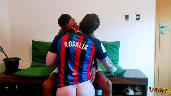 Comeu cuzinho sala enquanto esposa fazer unha (COMPLETO RED)