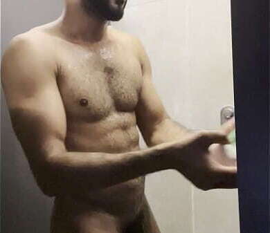 tomando banho banheiro academia