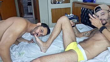 Paul&atilde_o Power mach&atilde_o usou calcinha amarela pra me dar gostoso