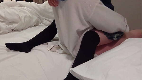 女子高生の制服を着たまま上にまたがって自分でおチンポ入れちゃった 中出しされておマンコの中が精液まみれ 個人撮影