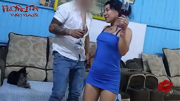 Sexy peruana chupando polla fiesta casera (video Completo Xred)