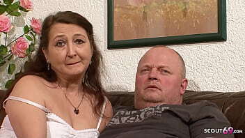 H&auml_ssliche alte deutsche Ehefrau ihren ersten Dreier Fremden Ehemann
