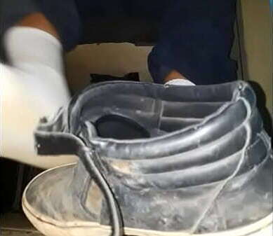 tirando tenis apos trabalho