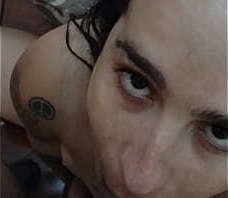 Travesti tatuada chupa neg&atilde_o pelo