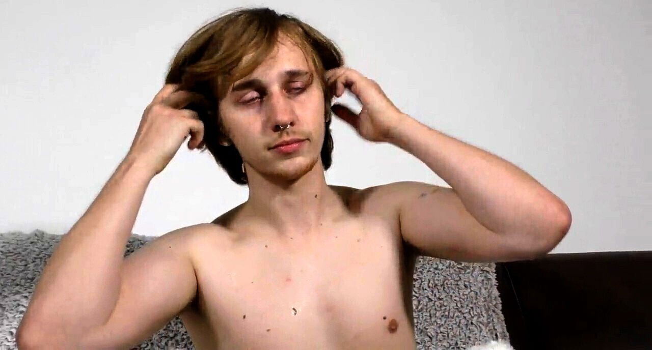 Sneezing twunk Elis Ataxxx gives it a go for the first time with deepthroat action