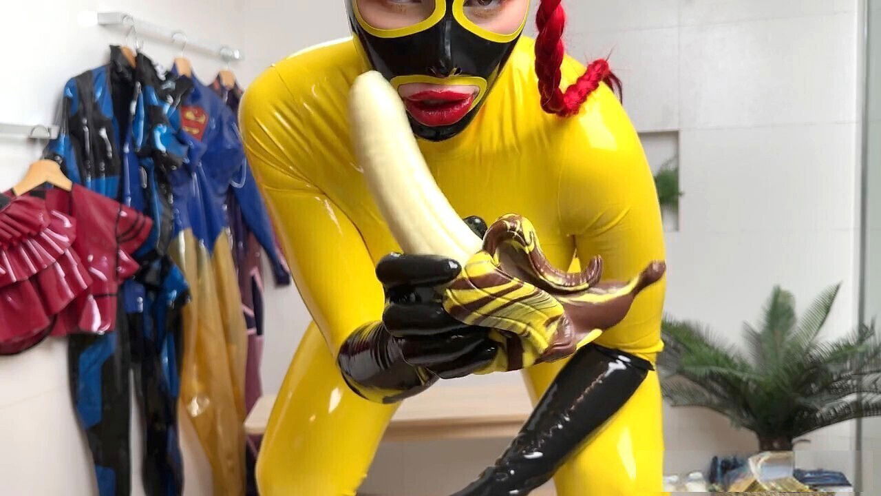 Miss Fetilicious gets ready wild kinky scene with banana fucktoy