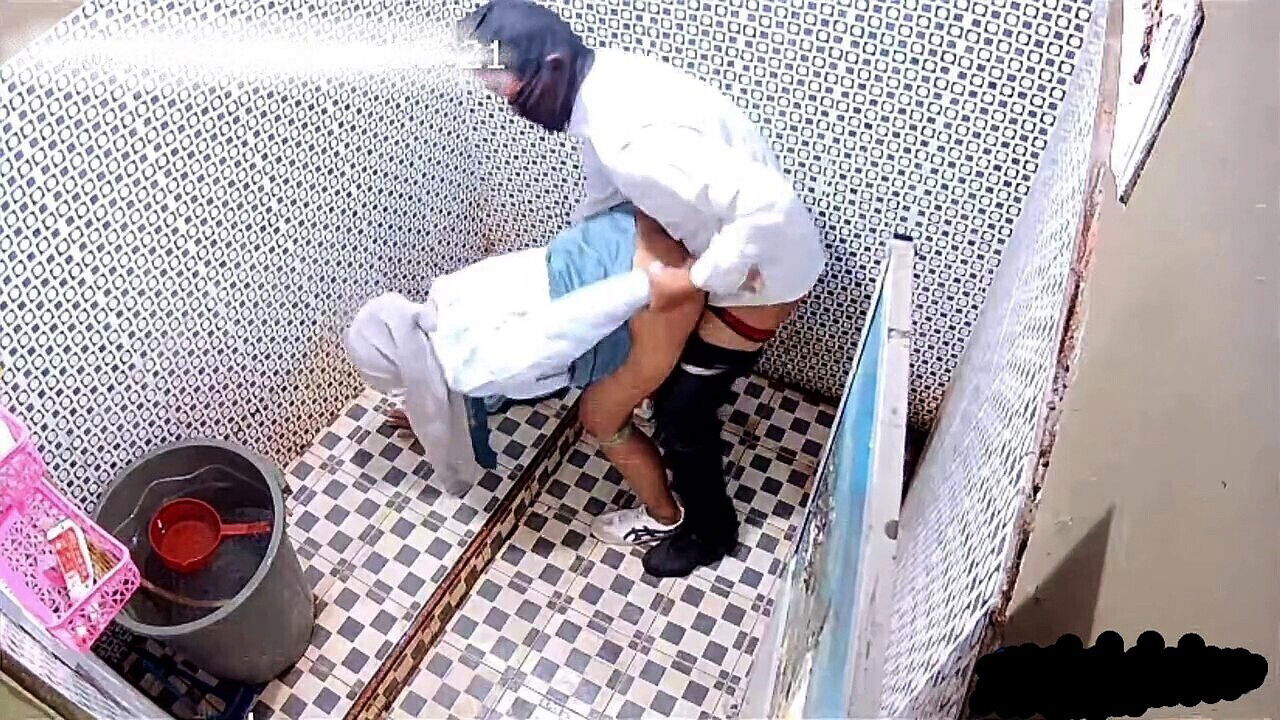 Amateur college girl Clarelia shows beautiful body shower