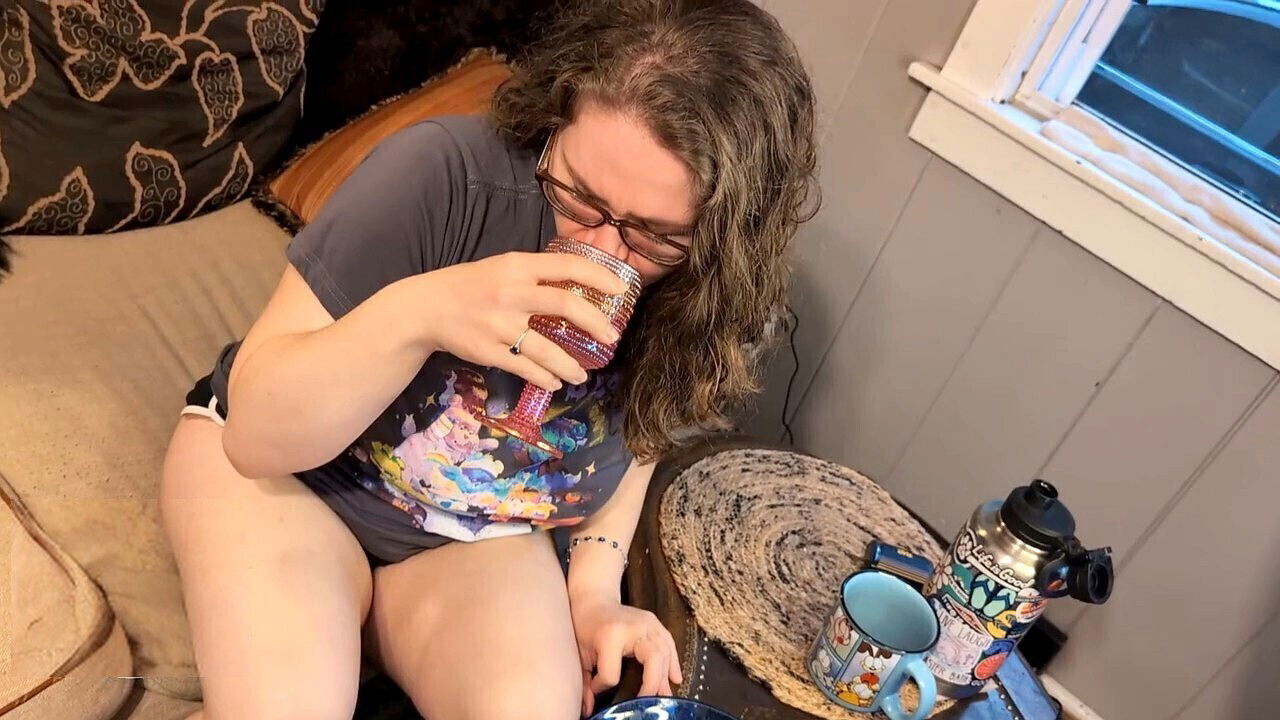 Pissy-Kitten takes human urinal with some golden showers