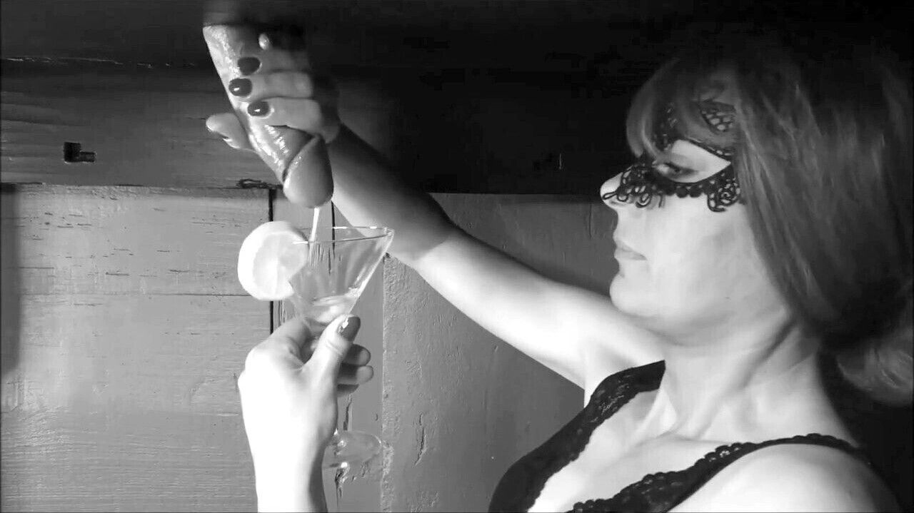 Horny milf Corujapreta puts show milking table